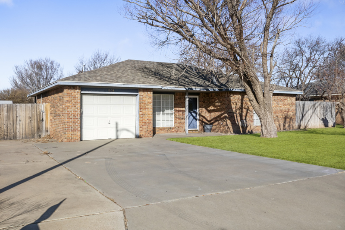 1908 Shawnee Trail, Dalhart, Texas 79022, 3 Bedrooms Bedrooms, ,1 BathroomBathrooms,Single Family Home,Active Listings,Shawnee Trail,1148