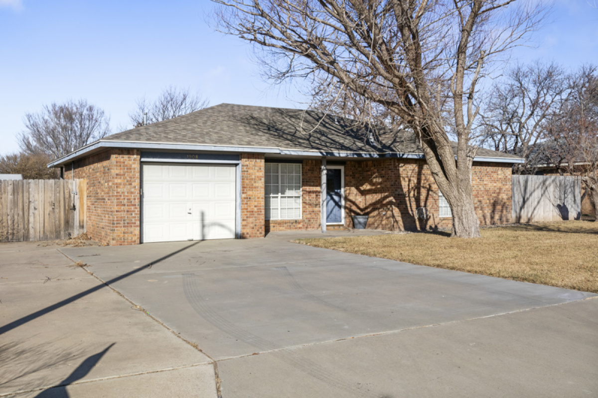 1908 Shawnee Trail, Dalhart, Texas 79022, 3 Bedrooms Bedrooms, ,1 BathroomBathrooms,Single Family Home,Active Listings,Shawnee Trail,1148